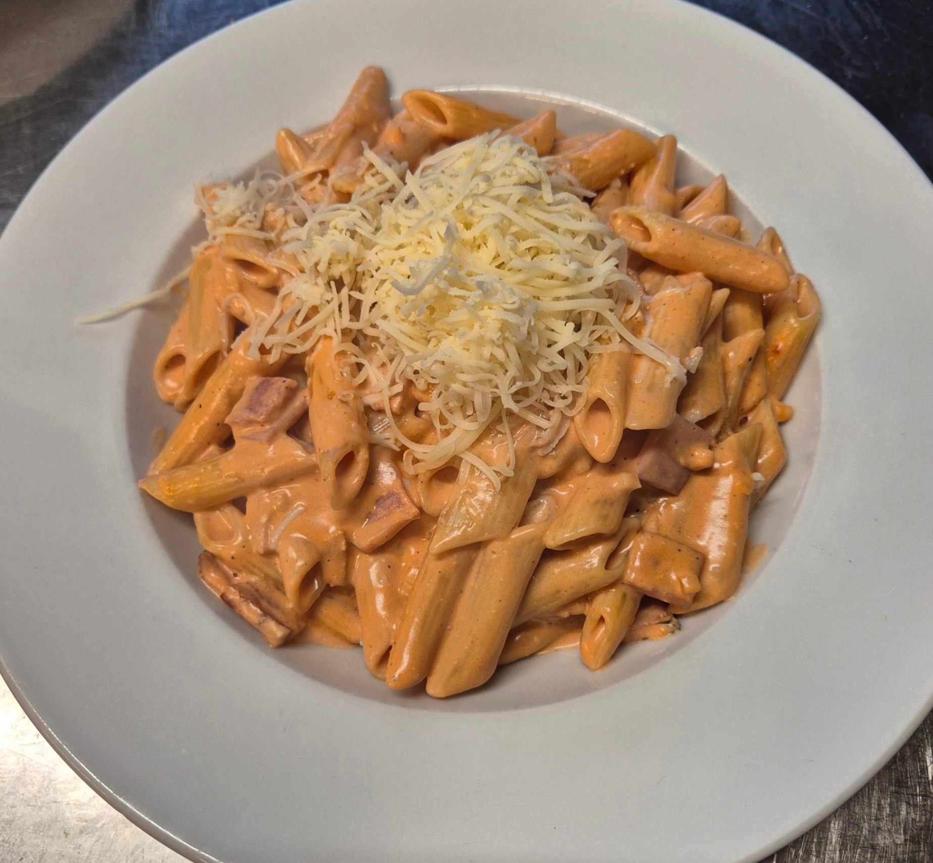 Penne Prosciutto, Pomodoro e Aglio