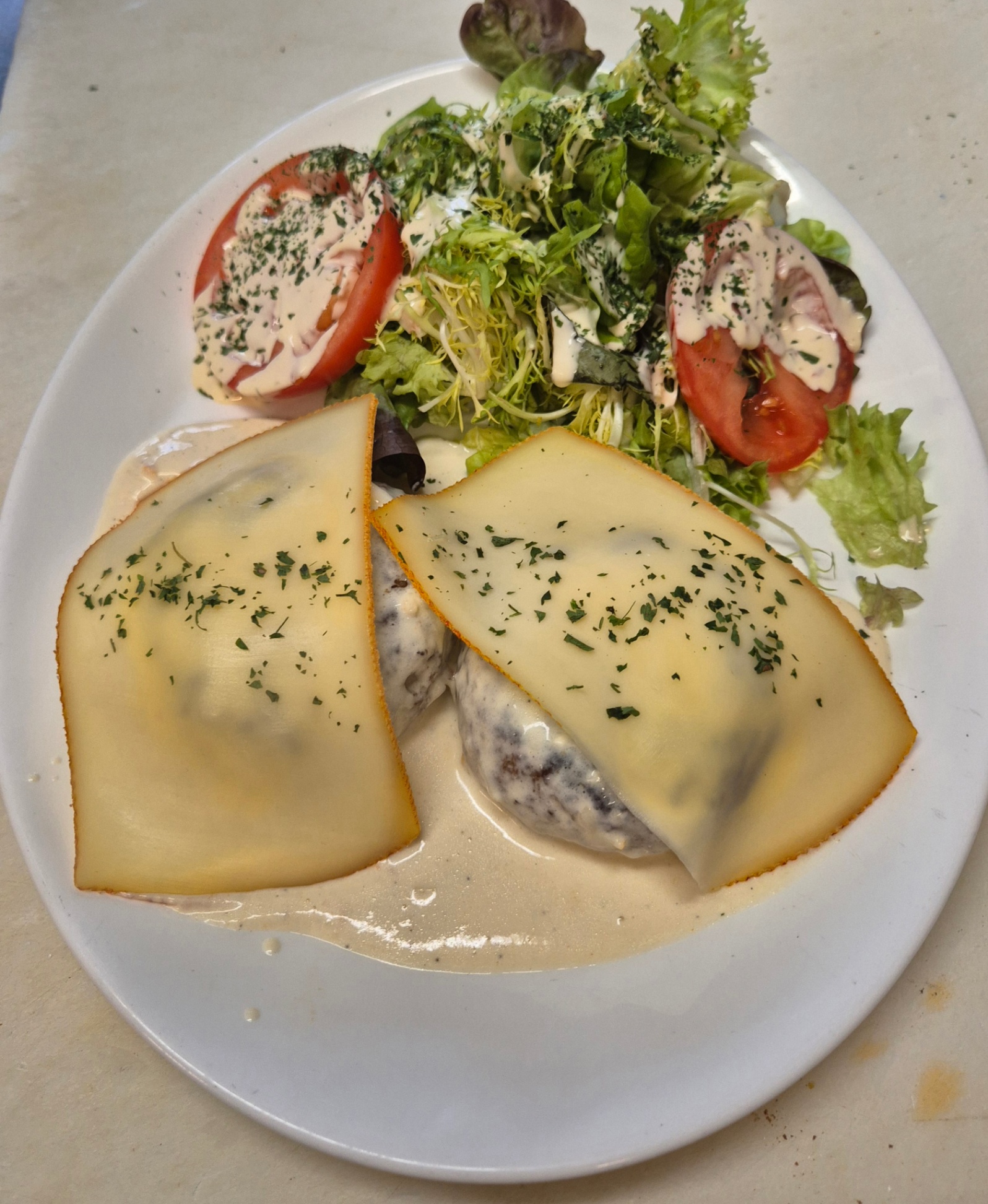 Polpette Arrosto Salsa Formaggio d'Orval, Patatine Fritte, Insalata