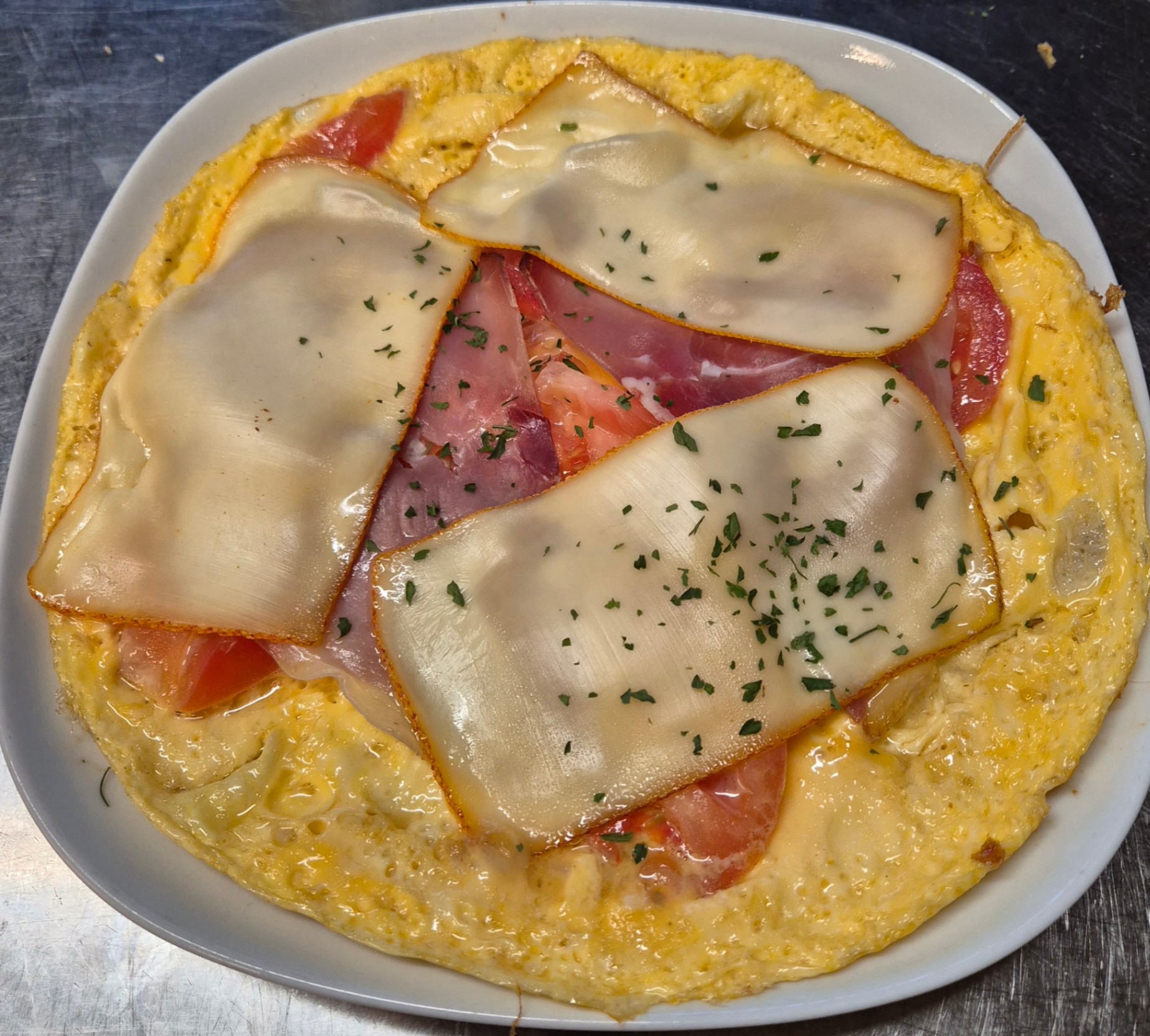 Frittata Prosciutto, Formaggio d'Orval, Pomodori